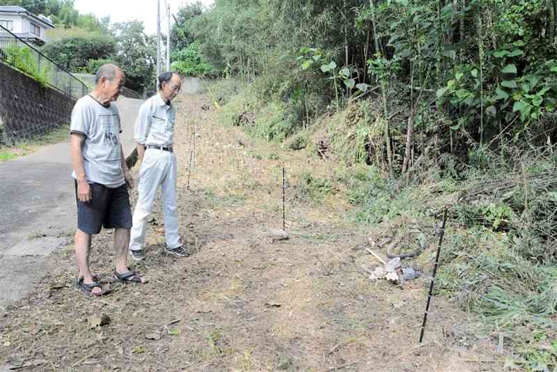 イノシシが複数回にわたって出没していた竹林。住民たちが道沿いを伐採し、電気柵を設置した＝熊本市北区