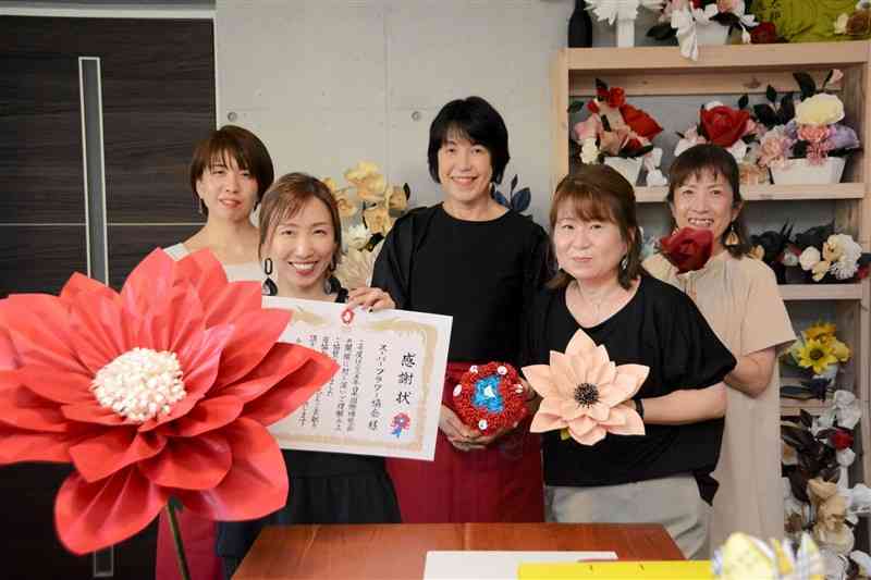 スーパーフラワーをPRする宮田幸子代表（前列左）と認定インストラクターら＝熊本市西区