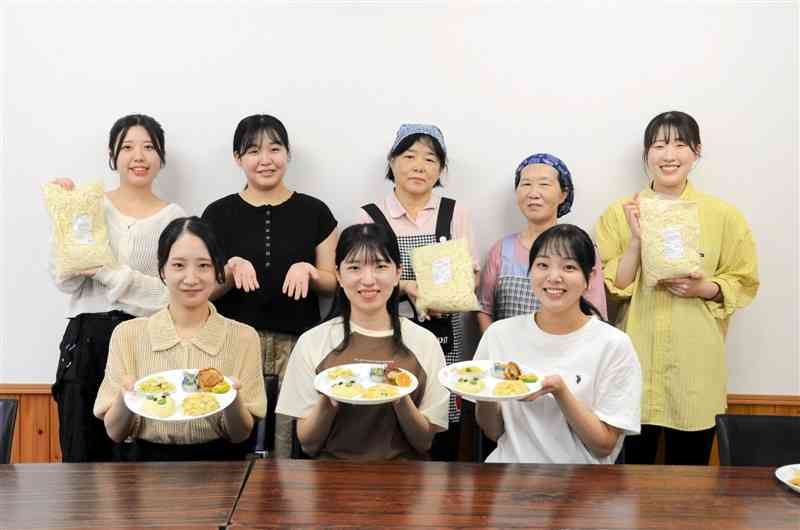 試食会でメンマ入りの料理の数々を披露する尚絅大の学生と住民ら＝苓北町