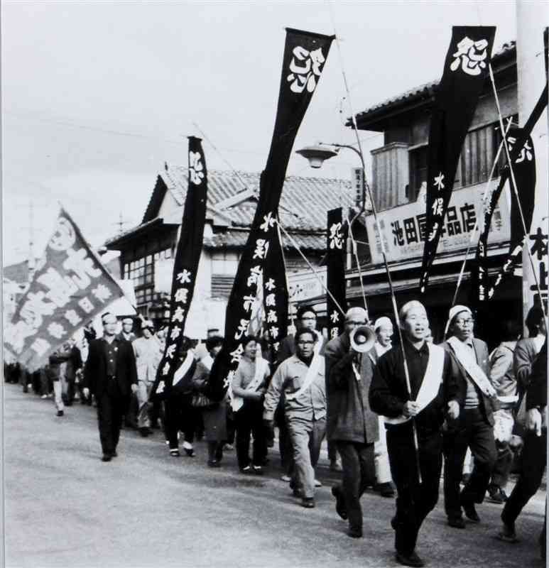 熊本学園大水俣学研究センターの所蔵資料で、新日本窒素労働組合員と水俣病患者がデモ行進する写真