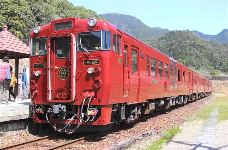 10月4日のラストランが決まった、肥薩線を走っていた観光列車「いさぶろう・しんぺい」（JR九州提供）