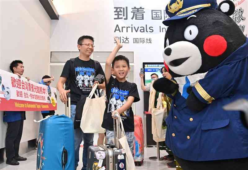 スターラックス航空の熊本－台北線の第1便が到着し、国際線到着口で歓迎を受ける台湾からの旅行客＝1日午後1時25分ごろ、益城町の熊本空港（上杉勇太）