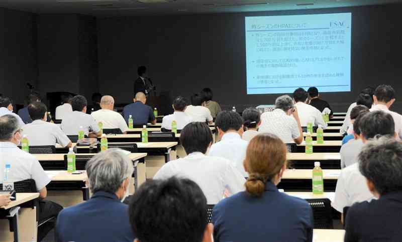 鳥インフルエンザの発生状況や防疫などについて養鶏関係者らが学んだ研修会＝1日、熊本市中央区