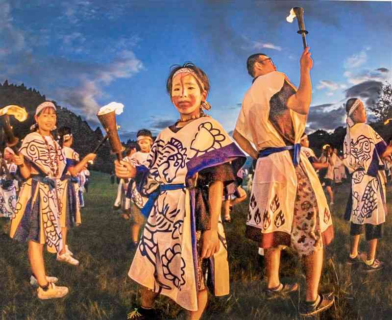 和水町古墳祭写真コンテストで最高賞に選ばれた福永亮二さんの「広場に集う古代人」