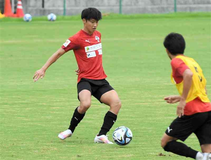 味方にパスを出すロアッソ熊本の竹本雄飛＝1日、県民総合運動公園サッカー場