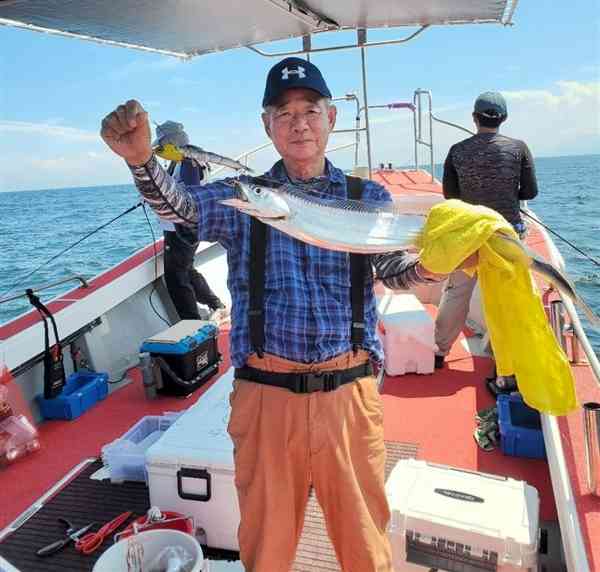 仕掛けや誘いを臨機応変に変え、釣果につなげた和田洋一さん＝上天草市大矢野町の湯島沖