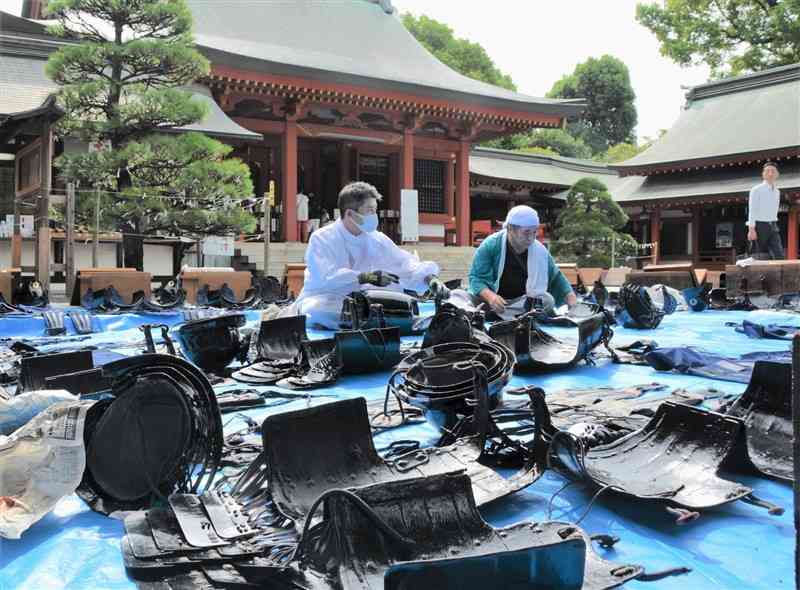 例大祭の「神幸行列」に向けて甲冑を干す神職ら＝熊本市中央区