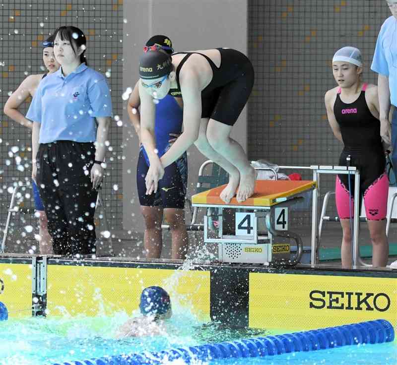 【女子400メートルリレー決勝】九州学院の第3泳者・奥村がアンカーの田尻へ引き継ぐ＝アクアドームくまもと