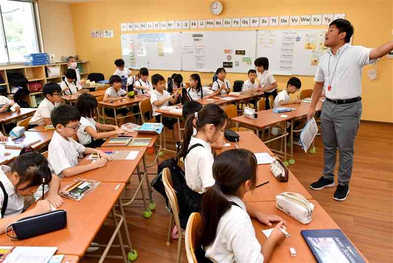 開校した熊本インターナショナルスクール（KIS）の新校舎で授業を受ける小学部の児童たち＝4日午前、熊本市東区（上杉勇太）