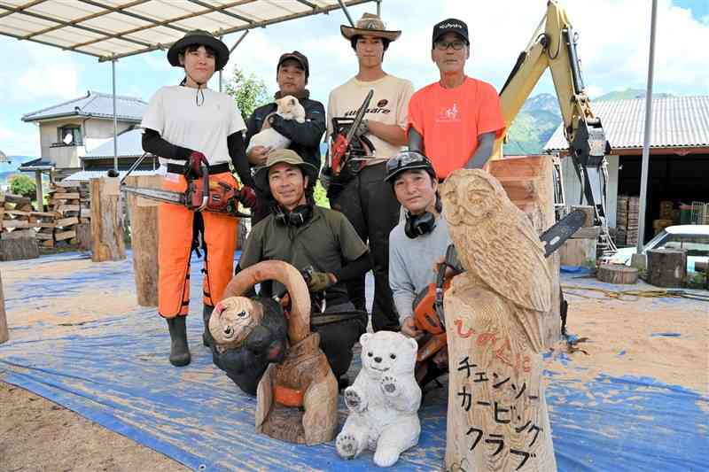 「ひのくにチェンソーカービングクラブ」のメンバーら。前列右が会長の田中章さん＝南阿蘇村