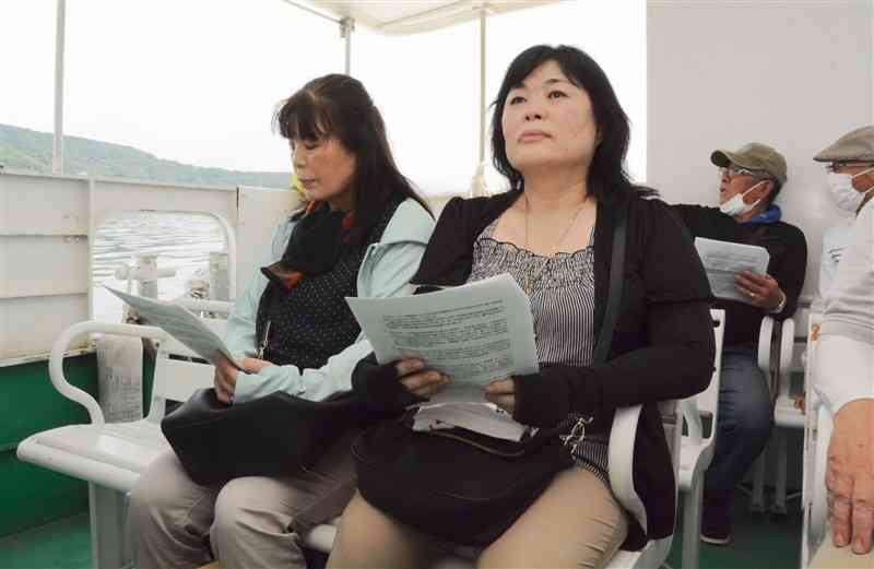 不知火海沿岸の視察に参加した原告の森下照美さん（右）と岩城秋子さん＝8月、水俣市