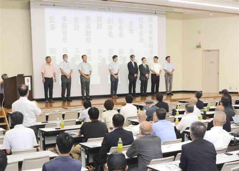 シンポジウムで紹介された県農福連携協議会の役員ら＝8日、熊本市東区