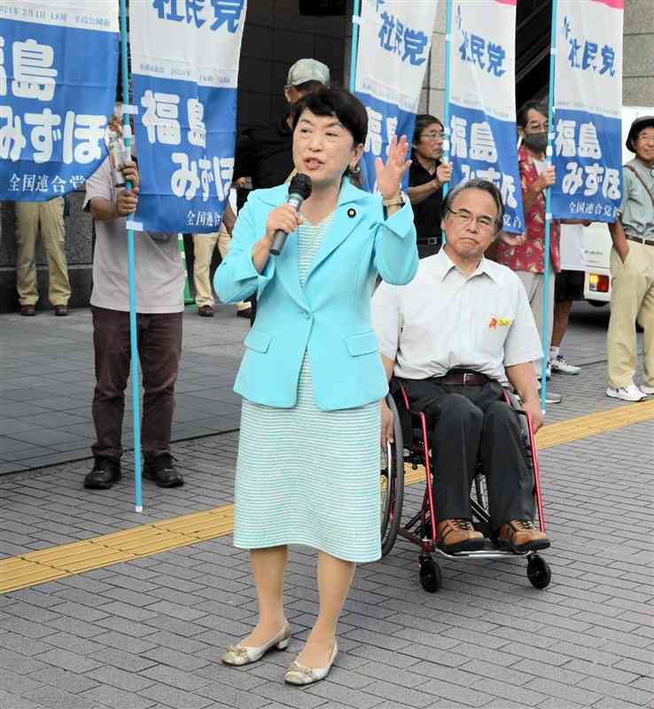 次期衆院選に向けて、支持を訴える社民党の福島瑞穂党首＝8日、熊本市中央区