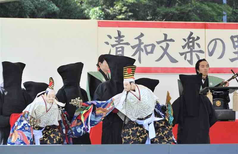野外ステージで上演された清和文楽の演目「寿式三番叟」＝山都町