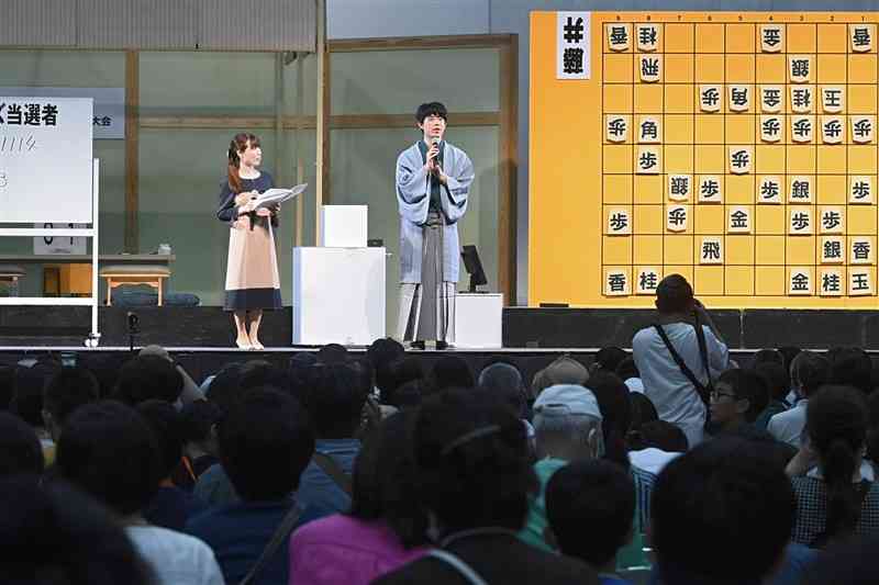 「将棋日本シリーズ　JTプロ公式戦」熊本大会で勝利し、会場のファンに語りかける藤井聡太七冠＝9日、益城町のグランメッセ熊本（谷川剛）