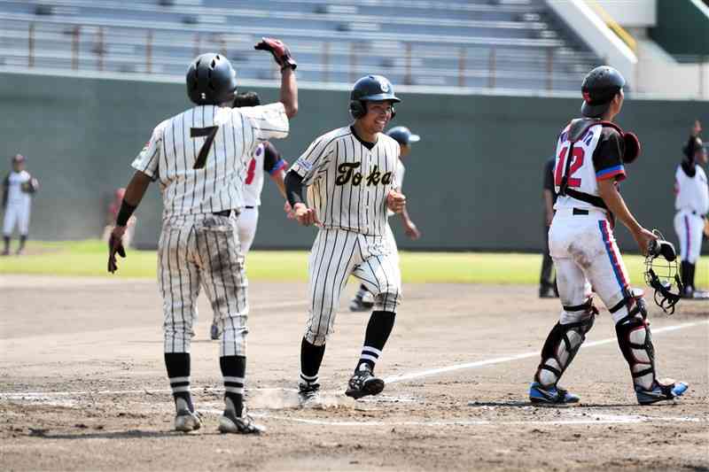 【東海大九州－崇城大】6回裏、東海大九州1死二、三塁。柚留木の右中間を破る三塁打で二走芳（中央）らが生還、7－1とする＝10日、山鹿市民球場