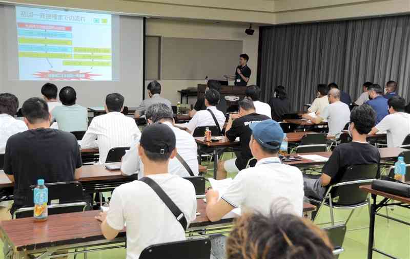 豚熱ワクチンの接種に向け、県が飼養衛生管理者を対象に開いた研修会＝11日、熊本市東区