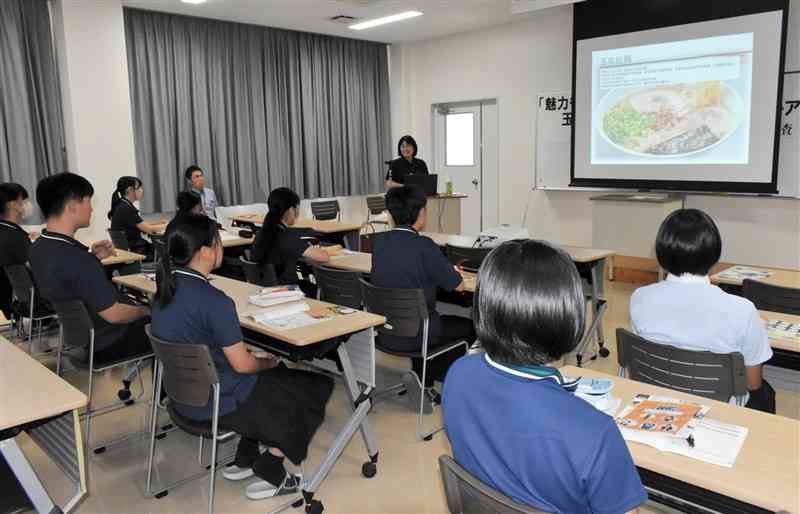 玉名市の職員から外国人向けのプレゼンテーションの手法を学ぶ専大熊本高国際ビジネス科の生徒たち＝玉名市