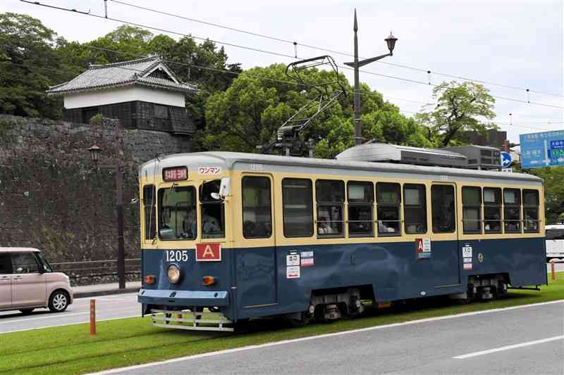 乗客数が新型コロナウイルス禍前の8割の水準まで回復した熊本市電＝13日、同市中央区