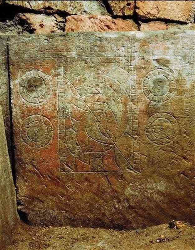 井寺古墳の石室下部に線刻されている「直弧文」などの装飾（県立装飾古墳館提供）