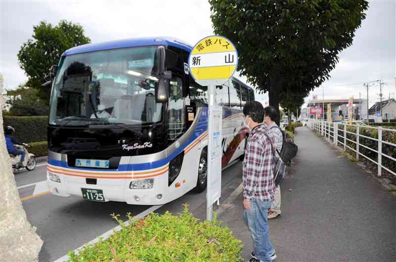 県が実験運行するバスを待つ利用者＝菊陽町