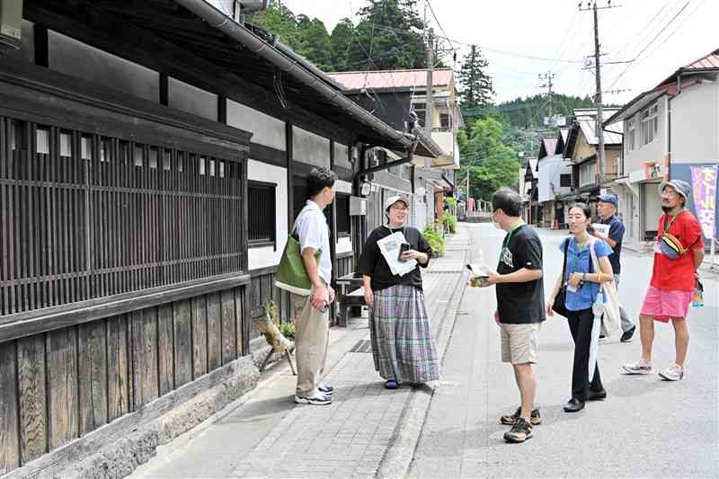 宮原一番街を探索するワークショップの参加者＝小国町