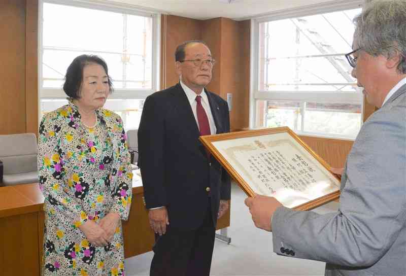 金婚夫婦表彰を受ける植村立春さん、俶子さん夫妻＝苓北町