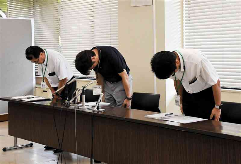 教職員の懲戒処分に関する記者会見で頭を下げる熊本市教育委員会の職員ら＝15日、熊本市役所