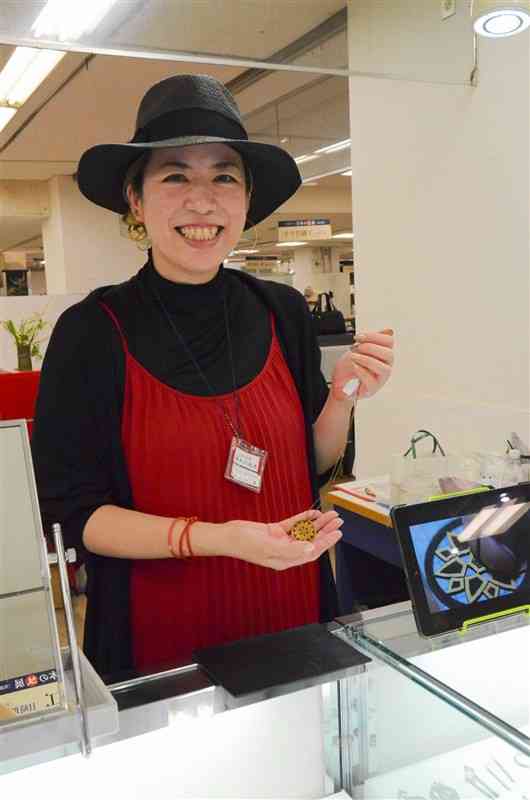 1年ぶりに鶴屋の催事に出展した象眼師の伊藤恵美子さん。対面販売を大切にし、受注生産やネット販売は基本的に受け付けていない＝8月21日、熊本市中央区