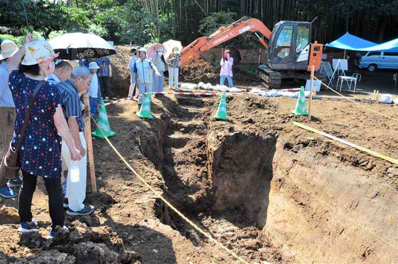 掘削調査で熊本地震での活動が確認された布田川断層を見学する地元の住民たち＝16日、益城町