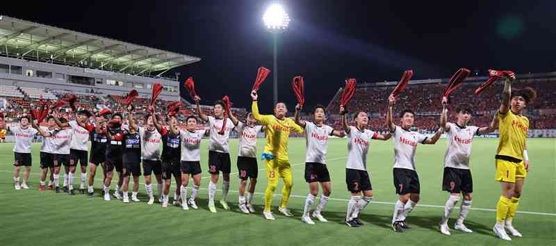 大宮に勝利し、試合後「カモンロッソ」を踊る熊本の選手たち＝NACK5スタジアム大宮