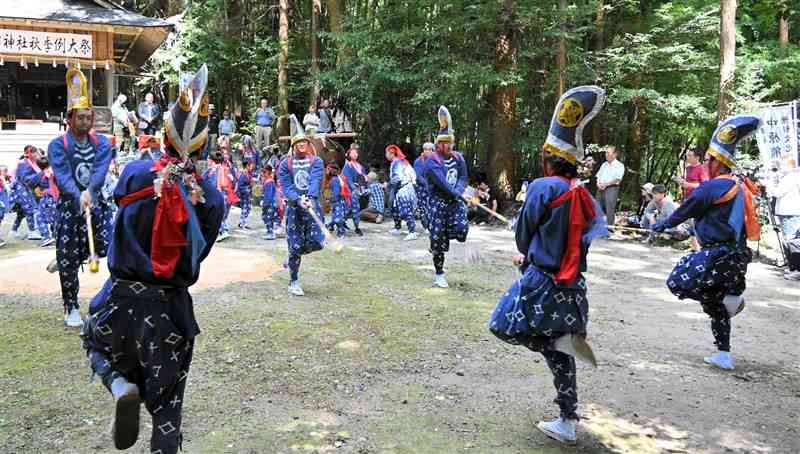 熊野座神社で中原楽を奉納する住民たち＝南小国町