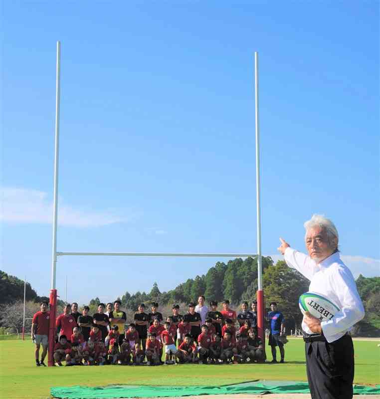 山鹿市カルチャースポーツセンターにお目見えしたラグビーのゴールポスト＝同市