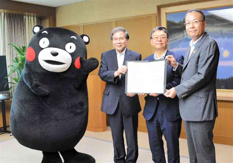 南関町と立地協定を結んだ荏原製作所の浅見正男社長（右から2人目）＝19日、県庁