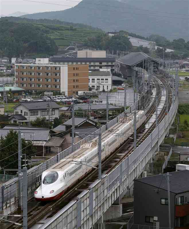 嬉野温泉駅（右奥）に向かう西九州新幹線の車両＝17日、佐賀県嬉野市