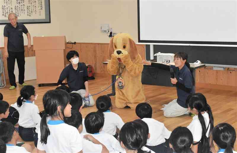 着ぐるみを使って正しい犬との接し方を説明する県動物愛護センターの職員＝玉名市