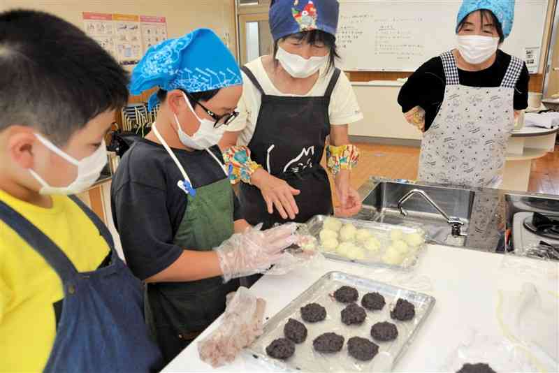 おはぎを丸める郷土料理クラブの児童たち＝球磨村