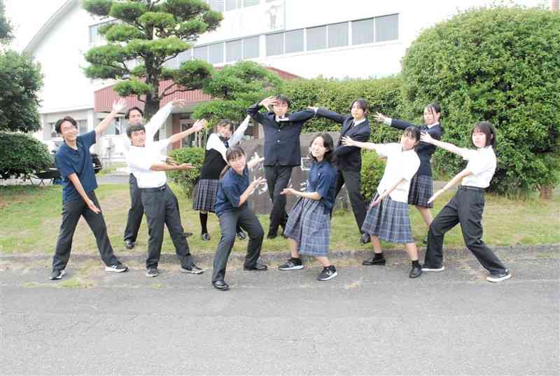 岱志高の制服。前列6人が夏服、後列右3人が冬服、左2人が中間服