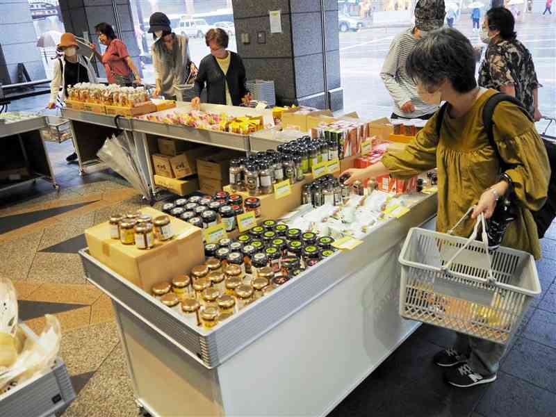 賞味期限が迫った食品が割引販売された「熊日・ヒノマルECOsマルシェ」＝21日、熊本市中央区