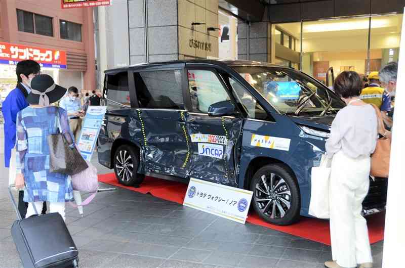 自動車事故対策機構がイベントで展示した試験車両＝22日、熊本市中央区