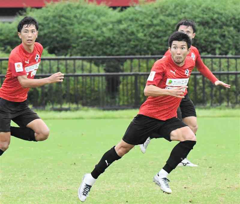 栃木戦に向けて練習に汗を流すロアッソ熊本の伊東俊（右）ら＝県民総合運動公園サッカー場