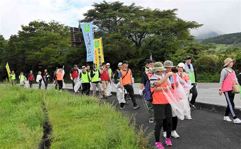 瀬の本高原の道路で清掃活動する参加者＝南小国町