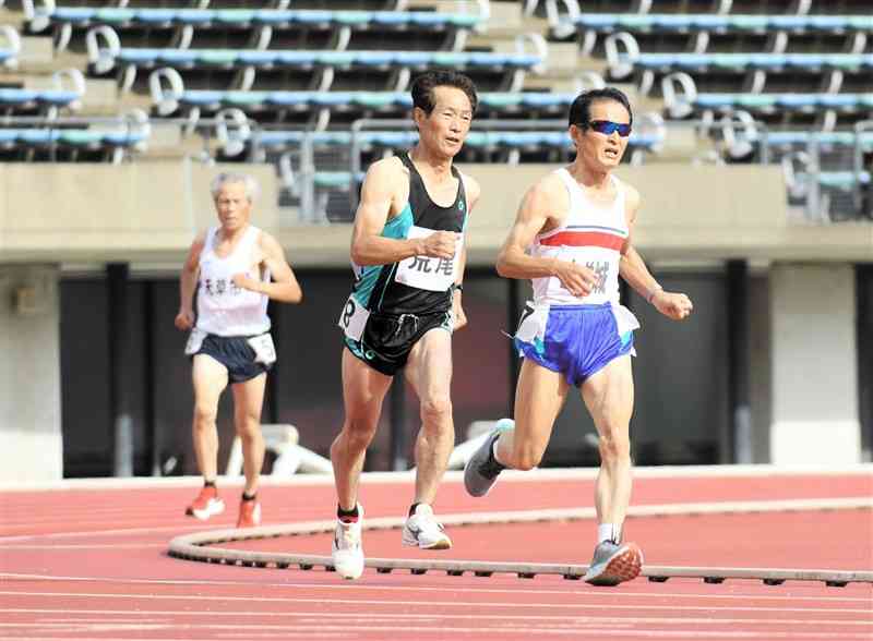 【陸上・男子70歳以上2000メートル決勝】優勝した石本虎喜（右、上益城郡）と2位の今村千弘（荒尾市）＝えがお健康スタジアム