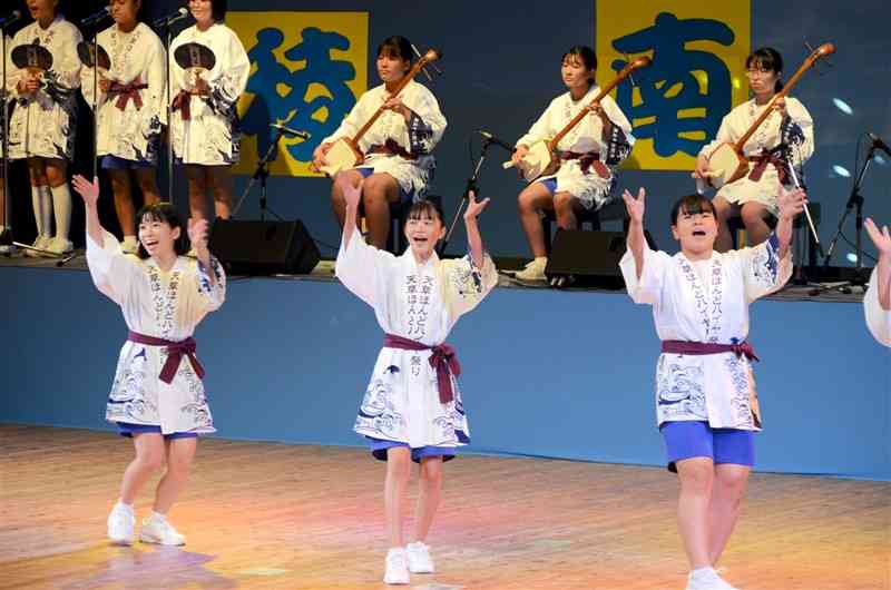 演奏に合わせて元気に踊る出演者＝天草市