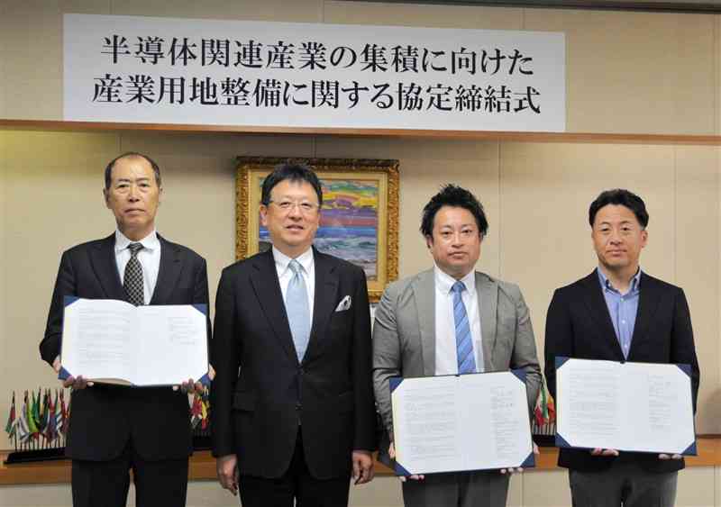 産業用地整備の協定を結んだ熊本市の大西一史市長（左から2人目）と3JVの代表事業者＝26日、市役所