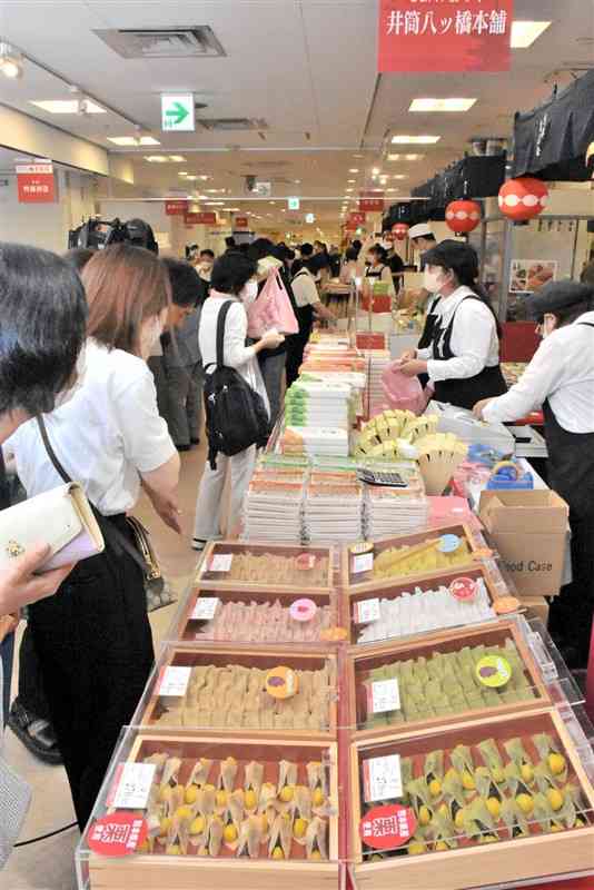 和菓子などを買い求める客でにぎわう「大京都展」＝27日、熊本市中央区