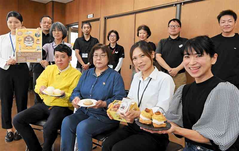 菊池和栗グルメフェアをPRする参加店舗の関係者ら＝菊池市