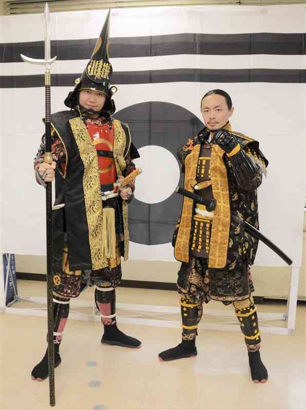 「熊本城おもてなし武将隊」の加藤清正（左）と家臣の庄林隼人＝28日、熊本市役所