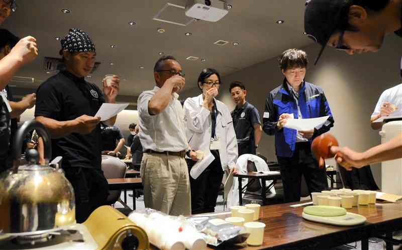 県茶業青年会が開いた勉強会で県産茶を試飲する参加者たち＝28日、熊本市中央区