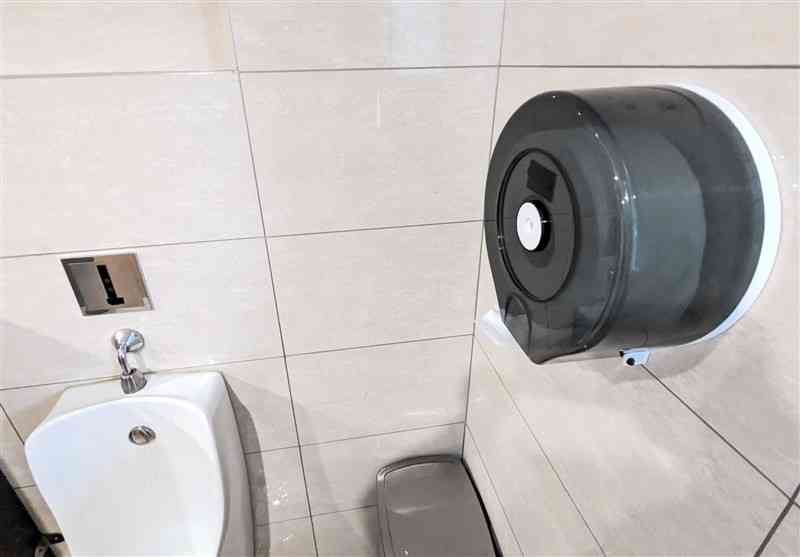 フェンシング会場のトイレにあった共用トイレットペーパー（右）。小便器の横にあり、手拭き紙と勘違いした＝28日、杭州電子科技大体育館